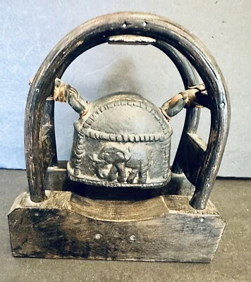 Campana de bronce 'Figura de elefante' sobre soporte de madera 7" vintage Foto 1 de 4