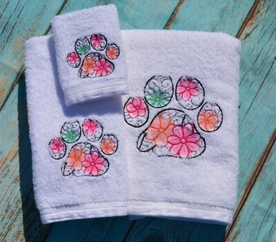 Juego de toallas blancas bordadas personalizadas con estampado de patas florales Foto 1 de 4