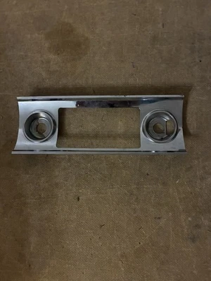 1957 OLDSMOBILE 88 98 RADIO BEZEL FACEPLATE-ORIGINAL IN DASH 569265 - Imagem 1 de 2