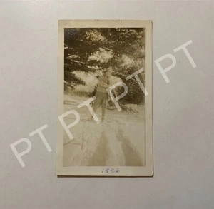 Foto encontrada de colección mujer joven divirtiéndose en bola de nieve años 20 instantánea Pappas - Imagen 1 de 2