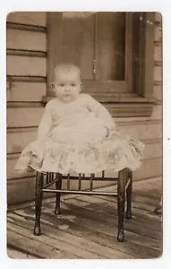 VINTAGE RPPC OF VERY CHUBBY BABY ON FANCY PILLOW CHAIR CIRCA 1910 - Bild 1 von 2