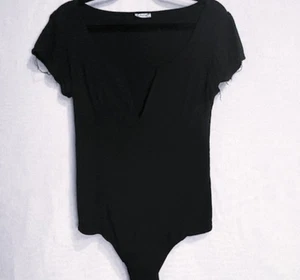 Free People schwarzer Body V-Ausschnitt Knochendetail Damen M reparaturbedürftig - Bild 1 von 7