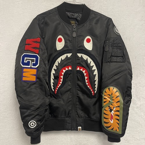 A BATHING APE (BAPE) Giacca bomber ricamata squalo A Bathing Ape BAPE nylon MA 1 nera taglia L
