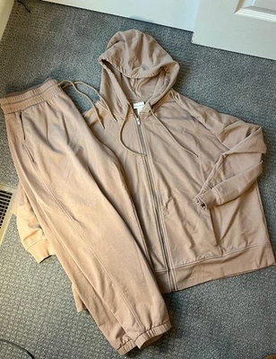 Conjunto de calentamiento para mujer Ava & Viv en color tostado talla 3X Foto 1 de 4