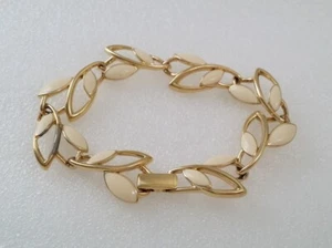 Brazalete Hoja Esmalte Beige Tono Dorado Vintage Firmado TRIFARI TM - Imagen 1 de 7