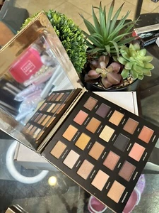 ICONIC LONDON Booming & Gleaming Eyeshadow Palette 20-pan - Picture 1 of 4