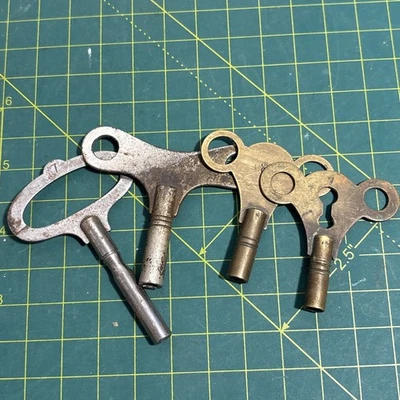 Small Collection of 4 Vintage Brass & Metal Clock Keys size 7, 8, - Image 1 of 4