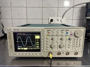 Tektronix TDS 754C  Digital Oszilloskop 500 MHz 2 GS/s  6 Monate Garantie - Afbeelding 1 van 15