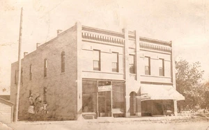 Winnebago Minn. Post Office Undertaker Storefront RPPC 1913 Vintage Postcard - Imagen 1 de 2