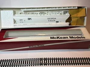 HO McKean Georgia Kaolin 4-Bay ACF Covered Hopper 59632 – Boxed Kit - Picture 1 of 2