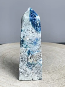 Fluoreszierender Afghanit mit Matrix und pyrite Obelisk 300g 11x3,5x3,5cm - Picture 1 of 7