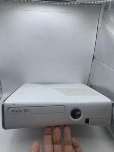 Consola Microsoft Xbox 360 Slim Blanca Modelo 1439 (NO ENCIENDE PARA REPUESTOS) ST - Imagen 1 de 12