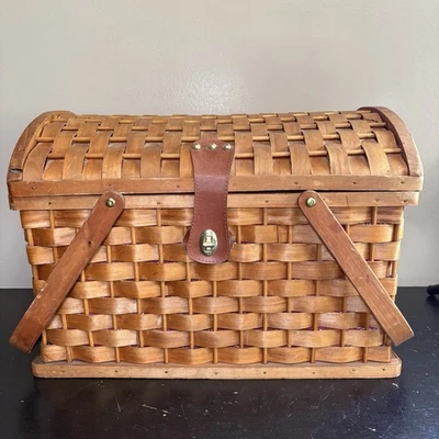 Servicio de cesta de picnic de mimbre abovedada vintage para 4 tejidos de madera doblada 17”x12”x12” Foto 1 de 4