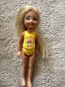 Barbie Club Chelsea 2015 muñeca cámper feliz amarilla cabello rubio ojos azules - Imagen 1 de 7