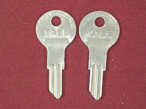 2 chiavi NOS Yale vuote per lucchetto vintage/antico Yale 9826 ? Ilco 1122d ? - Foto 1 di 4