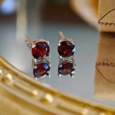 Brincos de prata esterlina 925 granada vermelha escura 8 mm com garra minúscula presente - Imagem 1 de 4