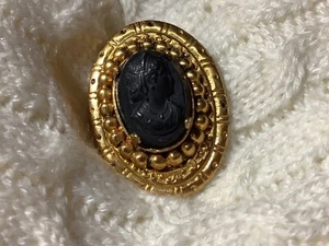 vintage black cameo bakelite fur clip oval gold tone rim - Picture 1 of 10