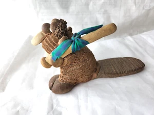 Beaver large front teeth baseball bat whimsical figurine studio pottery signed - Foto 1 di 6