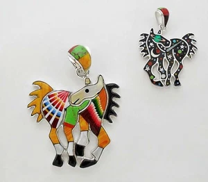 SPLENDIDO CIONDOLO CAVALLO FATTO A MANO IN INTARSIO TURCHESE/MULTICOLORE IN ARGENTO 0,925 - Foto 1 di 3