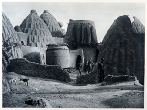 Musgu Village banks of the Logone, 1930 photogravure vintage print - Picture 1 of 3