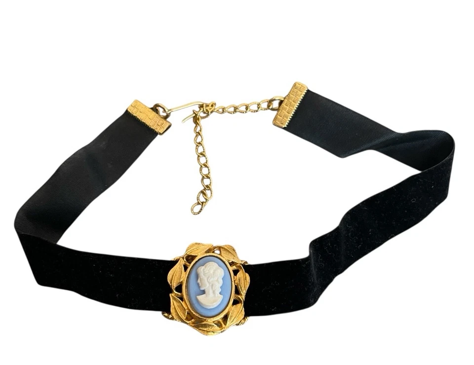 Gargantilla retro de cinta de terciopelo camafeo azul y blanco tono dorado Foto 1 de 3