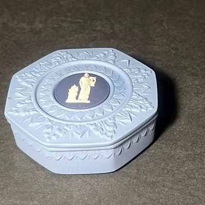 Wedgwood Bicentenário Tricolor Octógono Caixa Azul com Medalhão Azul DK e Camafeu Branco - Imagem 1 de 4