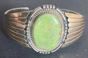 Brazalete de plata esterlina turquesa nativo americano con acentos dorados - Imagen 1 de 7