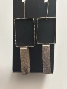 Pendientes colgantes modernistas rectangulares martillados de plata de ley perforados - Imagen 1 de 8