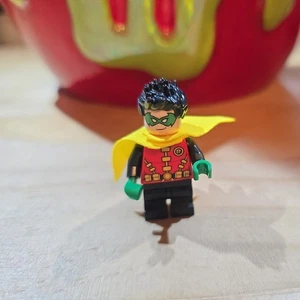 LEGO ROBIN MINIFIGURE (SHORT) SUPER HERO BATMAN YELLOW CAPE FIG 76122 - Picture 1 of 3