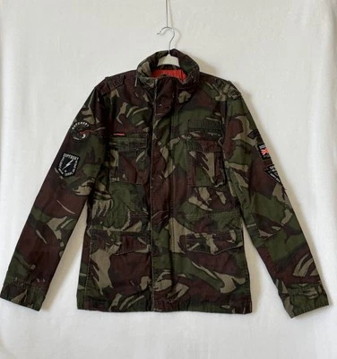 Superdry Hombre Rookie Edition Chaqueta Militar Camuflada Verde Marrón Logo Parches Foto 1 de 4