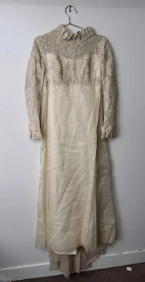 Priscilla Of Boston 1960’s Daisies MCM Wedding Dress Lace Embroidered Floral - Image 1 of 4