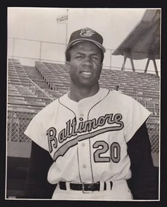 Frank Robinson ORIOLES UNSIGNIERT 7-5/8 x 9-1/2 Typ 1 SCHNAPPSCHUSS FOTO #43 - Bild 1 von 1