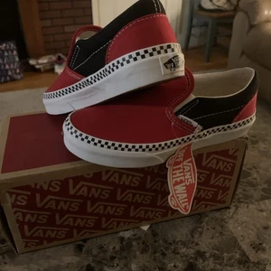 Vans Slip On Kids Size 1 Red White Black Shoes Off The Wall Youth - Picture 1 of 5