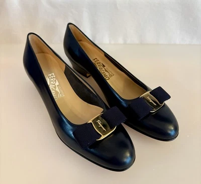 Mujer Salvatore Ferragamo Lillaz Azul Marino Con Lazo Talla 7B Hecho en Italia Nuevo en Caja Foto 1 de 4