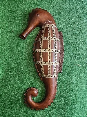Escultura de resina de caballito de mar vintage remaches de latón colgante de pared 33" H 11,4 libras RARO Foto 1 de 4