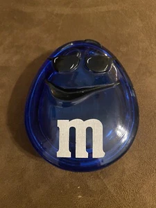 Plato de caramelo de colección 2003 Galerie Mars azul M&M cubierto vidrio con tapa. - Imagen 1 de 4