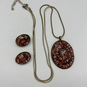 Vintage Set rote Koralle Mosaik Inlay auf Messing Anhänger Halskette & Clip auf Ohrringe - Bild 1 von 12