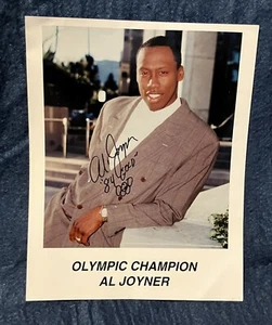 AL JOYNER, Olympiasieger, SIGNIERT 8x10 FOTO *84 GOLD* plus olympische Ringe - Bild 1 von 2