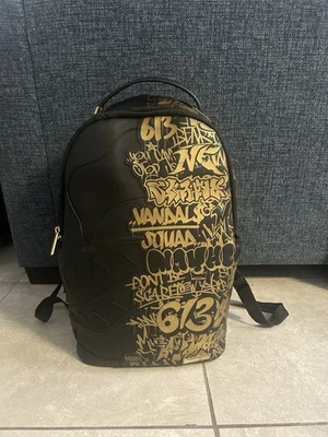 Mochila mochilera tierra spray graffiti negro y dorado edición limitada Foto 1 de 4