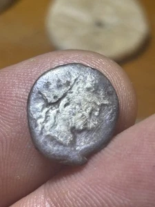 Roman Silver Coin Du VICTORIAT 211 BC - Picture 1 of 3