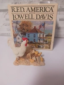 Schmid Lowell Davis Chow Time Henne Küken Hahn mit Beutel Futterrand Fine Arts - Bild 1 von 12