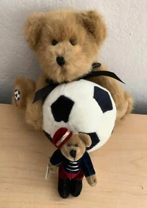 Paar Boyds Bären - Bellhop Timothy F. Wuzzie und B.B. Fußball mit Etikett - Bild 1 von 7