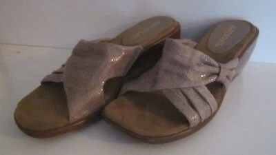 Sandalias en aerosoles en cubierta deslizables marrón topo estampado brillante punta abierta talla 6 1/2 M Foto 1 de 4