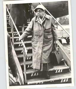 Queen Wilhelmina of the NETHERLANDS Deplanes CANDID Vintage 1954 Press Photo - Picture 1 of 2