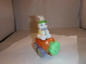 Bunny Riding A Carrot Salz & Pfefferstreuer Set mit Stopfen - Bild 1 von 7