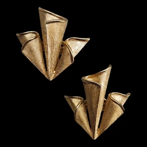 Vintage Crown Trifari 1960s Earrings Gold Tone Handkerchief Torch Clip-On Folded - Picture 1 of 10