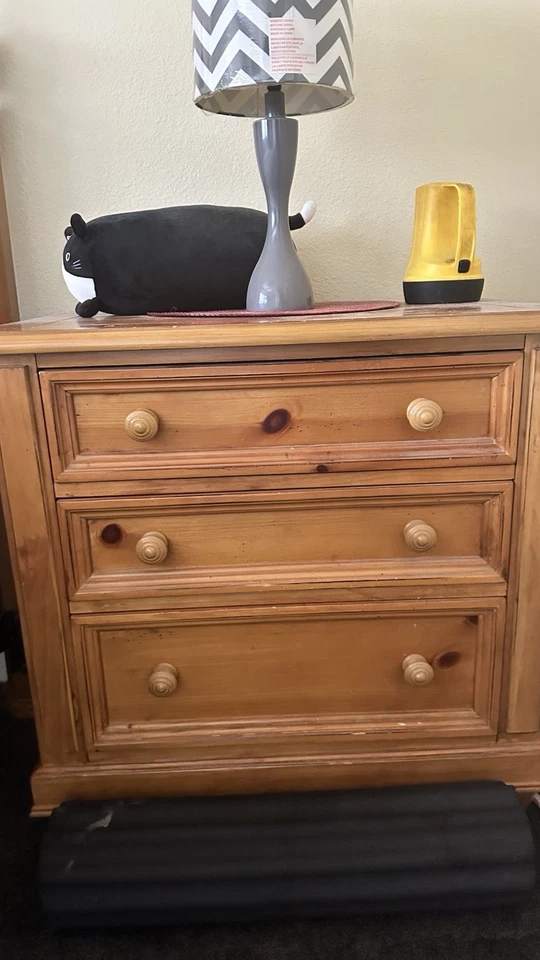 Juego de muebles de dormitorio de madera maciza de pino CalKing Foto 1 de 4