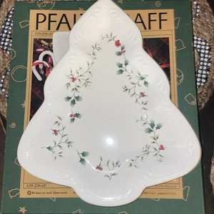 Pfaltzgraff Winterberry Ceramic Christmas Tree Dish Holiday 10 1/2 X 9 - Picture 1 of 1