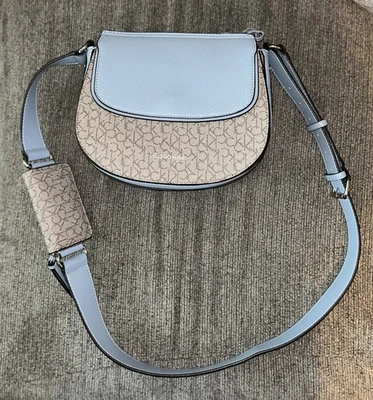 Регулируемая сумка через плечо Calvin Klein Bella с фирменным чехлом на молнии  - Изображение 1 из 4