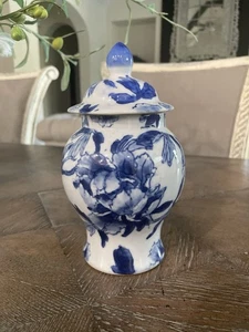 Vtg Small Chinese Blue & White Porcelain Lidded Ginger Jar 7.5" - Picture 1 of 7